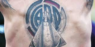 El mediocampista de river se hizo un enorme tatuaje en su espalda, luego de haber ganado la copa libertadores. De Quien Es Este Tatuaje