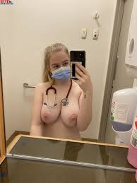 Enfermeras pechugonas se desvisten para fotos en el consultorio