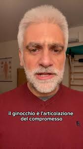 Il ginocchio destro, Il sostegno del padre, Quel punto del corpo custode di  un gesto antico., Un gesto d’onore, Un gesto di riconoscimento., Che  qualcuno potrebbe chiamare amore., Non eseguito per ...