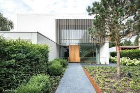 Eine Weisse Villa Weiss Sich In Trudering Einzufugen Modern Villa Haus