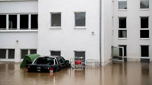 Πλημμύρες στη δυτική γερμανία έχουν στοιχίσει τη ζωή σε εννέα ανθρώπους ενώ περισσότεροι από 70 άνθρωποι αγνοούνται, όπως αναφέρει η bild, επικαλούμενη την αστυνομία. Noc Xihi425gnm