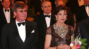La princesse de son petit garçon, dont on ne connaît pas le nom à l'heure actuelle, devient troisième dans l'ordre de succession. Caroline De Monaco Que Devient Ernst August De Hanovre Son Ex Mari Youtube