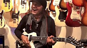 Scorpions strat, indbegrebet af lyden af frihed! Matthias Jabs Playing In A Guitar Shop Youtube