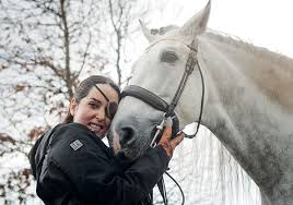 Ripercorriamo la terribile storia di gessica notaro e conosciamo meglio la bellissima miss romagna 2007, che fu sfregiata con l'acido dall'ex fidanzato edson … Gessica Notaro Il Dolore La Fede E Il Coraggio Dell Italiana Dell Anno Famiglia Cristiana