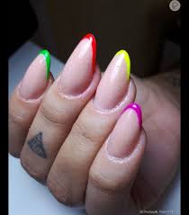 0:00 introdução 1:01 pés antes 1:28 preparação das unhas 2:12 empurrando as cutículas 2:58 cutilagem 5:11 esmaltação 5:58 francesinhas coloridas 6:43 antes e depois das. 12 Inspiracoes De Francesinhas Coloridas Vania Carvalho