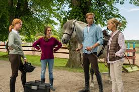 A lonely doctor, who once occupied an unusual lakeside house, begins exchanging love letters with its former resident, a frustrated architect. Inga Lindstrom Das Haus Am See Film 2017 Moviepilot De