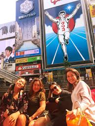 I first bought my mom a lv bag when i was 16 as a birthday present and it's kinda been a tradition since. Naomiosakaå¤§åãªãã¿ On Twitter Tourists