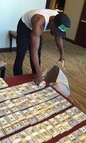 어둠의 세계에서 해결사 일을 하던 라이가 테오도르 가문의 대귀족 에드윈에게서 은밀한 의뢰를 받는다. Kvartplata Za Mesyac V Ukraine ëˆ í˜„ê¸ˆ ëˆ ë­‰ì¹˜