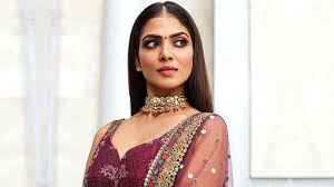 Jun 04, 2021 · these desi looks of malavika mohanan will leave you mesmerised. Malavika Mohanan S Maroon Sabyasachi Kurta Churidar Set Is Full Of Dramatic Details Vogue India