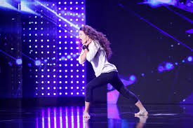 În 2013 cânta pe un pod, în cișmigiu scrie versuri și le cântă acompaniat de chitară. Romanii Au Talent 4 Mai 2018 Live Video Online Pro Tv Unul Dintre Ei Ar Putea Fi CastigÄƒtorul Romanii Au Talent