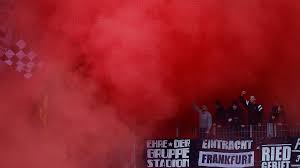 Für alle zeit sportgemeinde eintracht! Eintracht Frankfurt Pyrotechnik Vor Heimspiel Gegen Borussia Dortmund