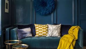 Idee Coiffure Description Salon Fonce Avec Canape En Velours Modele De Suspension Murale Bleu Marine Acc Deco Jaune Moutarde Salons Sombres Deco Jaune