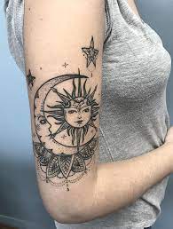 50 Zinvolle And Beautiful Zon En Maan Tattoos In 2020 Sun Tattoos Moon Tattoo Moon Tattoo Designs