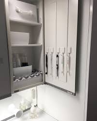 yuuさんはinstagramを利用しています 洗面鏡裏収納 洗面台の水跳ねが気になるので ハンドソープ以外は置かないようにしました 拭きやすくなり です 歯ブラシもそれぞれフックに逆さまにかけています コップ裏は 洗面鏡 収納 洗面所 収納