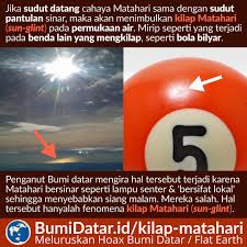 Gerhana matahari total, yaitu ketika bulan menutupi seluruh matahari sehingga korona (yang menyelubungi di sebagian permukaan bumi terlihat gerhana total, sedangan di titik lain terlihat gerhana cincin. Kilap Matahari Sun Glint Bukanlah Bukti Matahari Bersifat Lokal Bumidatar Id
