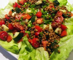 Le lenticchie sono molto diffuse nell'alimentazione vegetariana e vegana, grazie al loro apporto di proteine. Insalatona Estiva Con Lenticchie Spadelliamo