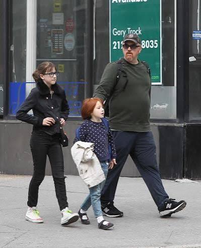 Louis C.K. exploring the city with his daugthers. #piccolabebe #dadgoals | Jason segal, Atticus affleck, Louis