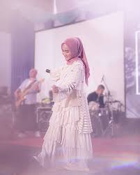 33 model baju brokat kombinasi kain tenun top see more of grosir kain brokat semiprancis kebaya murah on facebook. 8 Padu Padan Gaya Hijab Warna Pink Ala Fatin Dari Rok Plisket Sampai Gamis Brokat Womantalk Com Line Today