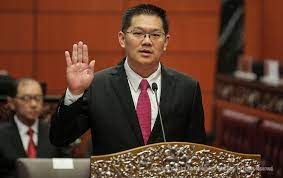 Susulan itu, timbalan menteri perdagangan antarabangsa dan industri, dr ong kian ming, menjawab spekulasi ini dan menegaskan berdasarkan maklumat yang diterimanya, kereta nasional ketiga bukan kereta terbang, laporan berita harian. Kabinet Malaysia 2020 Mula Bekerja Astro Awani