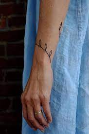 La douleur liée à la zone peut être parfois plus sensible en raison d'un manque d'épaisseur de chair pour amortir les vibrations dues à la machine. Tatouage Poignet 50 Idees Originales