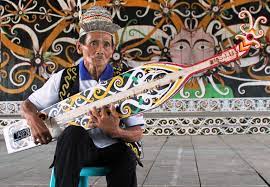 Selain alat musik sampe yang merupakan salah satu jenis alat musik petik tradisional dari suku dayak, masih ada berbagai alat musik lainnya seperti alat musi tip dan alat musik pukul. Sampe Gitar Beraneka Makna Versi Suku Dayak Ibukota Kita