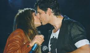 See more of anna vissi / άννα βίσση on facebook. Sakis Gave A Hot Kiss To Anna Vissi Greekreporter Com