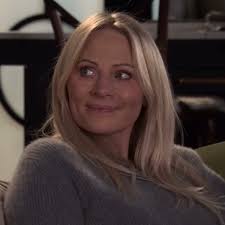 golden retriever 🤝🏻 black cat