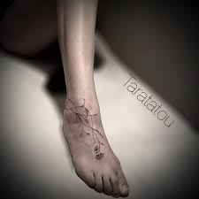 Didn't know sizer at all, but called bijou because another artist there had fixed a tattoo that ***censored*** tattoo shop had f'd up, and friends know megan from triathlon. Tattoo Tatouage Pied Foot Bijou Jewelery Perles Beads Myosotis Lignes Paris Inked Tatouages De Pied Vigne Tatouage Brassard Tatouage Nuque