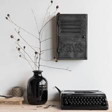 Certes attirer lattention de sa forme et couper, motif ajouré rappelant la nature. Boite A Cles Indus En Metal Gris Keys Maisons Du Monde