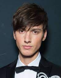 25 Angular Fringe Haircuts An Unexpected 2021 Trend Fringe Hairstyles Fringe Haircut Angular Fringe