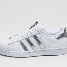 Vergleiche adidas superstar sneaker aus über 50 shops | finde deine größe zum besten preis und bestelle sicher online! Hallo Weiss Vielleicht Jemand Wo Ich Adidas Superstars In Weiss Mit Silber Streifen In Der Grosse 39 Kriege Superstar