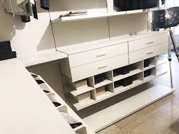 Dressing Ouvert Blanc Stratifie Effet Tissus Penderie Avec Niches De Rangement Etageres Et Tiroirs Dressin Cuisines Design Meuble Cuisine Mobilier De Salon