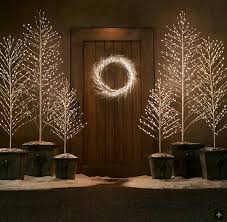 One of our favorite homes gets decorated for the holidays with the help of designer susan burns of susan burns designs. Simple And Elegant Outdoor Christmas Lights Decorating With Christmas Lights Minimalist Christmas Decor