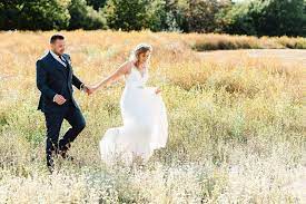 As a guidline, we offer affordable packages, tailored quotations, amazing discounts and competitive prices without compromising on quality or service. Fiona Kelly Photography Naturally Beautiful Wedding Photography
