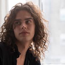 Aujourd'hui de plus en plus d'émissions de relooking vous permettent de changer votre style dit que l'habit ne fait pas. Coupe Homme Cheveux Boucles Coiffure Homme Cheveux Boucles Axe Belgique