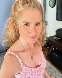 Off the the beach 🏖️ #sunnydays☀️ #kelowna #prettyinpink #sunshine #joy  #citypark #beachdays