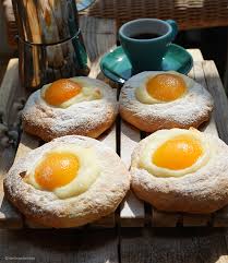 Die aprikosen abtropfen lassen und ebenfalls auf dem teig verteilen. Aprikosen Pudding Teilchen Ganz Einfach Selber Backen Herr Grun Kocht