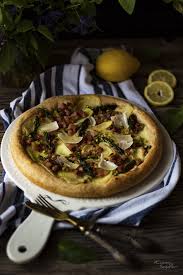 Cuocere la pizza in forno (ventilato) preriscaldato a 250 gradi per circa 15 minuti. Pizza Integrale Con Asparagi Pancetta E Scaglie Di Grana Cuore Di Sedano