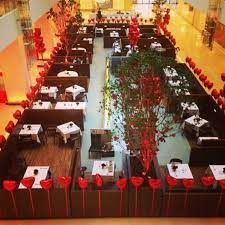 Pode ser uma ótima oportunidade para criar memórias inesquecíveis com a pessoa que ama, mesmo em casa. Restaurante Decorado Para Dia Dos Namorados Com Baloes Metalizados Flexmetal Em Formato De Coracao Www Flexmetal Com Br Balao Holiday Holiday Decor Decor