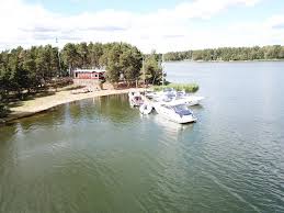 I en jordebok över israel birgerssons efterlämnade gods (1351?) upptas fyra tomter i mönsterås ('myølstadh aas'). Gasthamn Segelholmen Monsteras Segelklubb Idrottonline Klubb