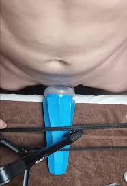 Minet baise la chatte jouet en regardant du porno regarder en ligne