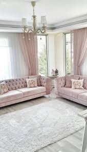 Kırmızı koltuğa en ideal perde renkleri açık tonlarda krem, bej, beyaz olabilecek iken zıt olarak ise siyah beyaz, kırmızı beyaz tarzda modern dekoratif seçimler yapılabilmektedir. Cansu Hanimin Pastel Tonlarda Zarif Evi Ev Gezmesi Oturma Odasi Tasarimlari Oturma Odasi Dekorasyonu Mobilya