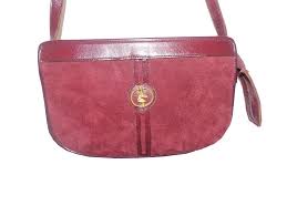 Porté en bandoulière ou à la main, ce sac est l'allié de vos soirées et de vos virées shopping. Sac Bandouliere Vintage Cuir Et Daim Bordeaux Logo Cheval Jeronine Vintage