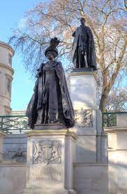 All that is left of the statue are a few fragments that broke off when it fell to the ground. King George Vi And Queen Elizabeth Memorial Wikipedia