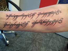 Exklusivität und macht kommen in diesem goldring zum tragen. Schrift Elbisch Herr Der Ringe Tattoo Herr Der Ringe Tattoos