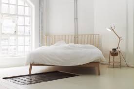 Desain tempat tidur tanpa ranjang menjadi salah satu praktik 'gaya hidup minimalis' yang mengutamakan kesederhanaan guna mencapai kebahagiaan. 7 Tips Desain Kamar Tidur Minimalis Yang Akan Membuatmu Betah Di Kamar