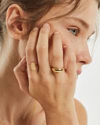 Ella Ring's Instagram, Twitter & Facebook