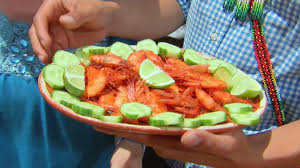 Primero lavamos los camarones y los ponemos sin pelar, a remojar en agua con sal. No No Son Insectos Receta De Unos Tradicionales Camarones Cucaracha Delicioso Univision