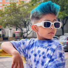 Hola Boceteros! Nuestro segundo video de hoy sera como dibujar un gato  kawaii, empezamos dibujando con nuestro lapiz, lo pasamos a rotulador  negro, y por ultimo le pondremos color. No te pierdas