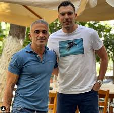 Jun 22, 2021 · η μοίρα παίζει περίεργα παιχνίδια καθώς μπροστά από την ταβέρνα «κρητικός» εκτελέστηκε με πέντε σφαίρες λίγο μετά τις 02.00 τα ξημερώματα της τρίτης 1ης μαΐου του 2018 ο σπύρος παπαχρήστου. Stayros Dogiakhs Ti Krybei H Aytoktonia 8riler Me 2 Sfaires Synanthsh Dolofonia Papaxrhstoy Karaibaz